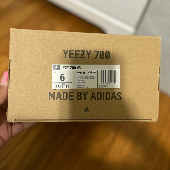 Adidas Yeezy Boost 700 V3 Copper Fade size 6 men’s 7.5 women’s - Picture 8 of 10